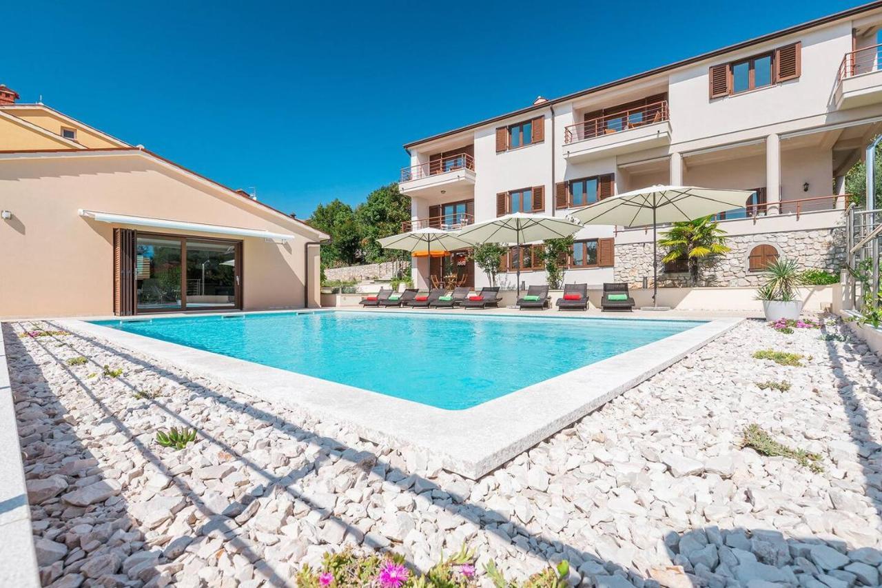 E&T Apartments With A Beautiful Pool 拉巴克 外观 照片