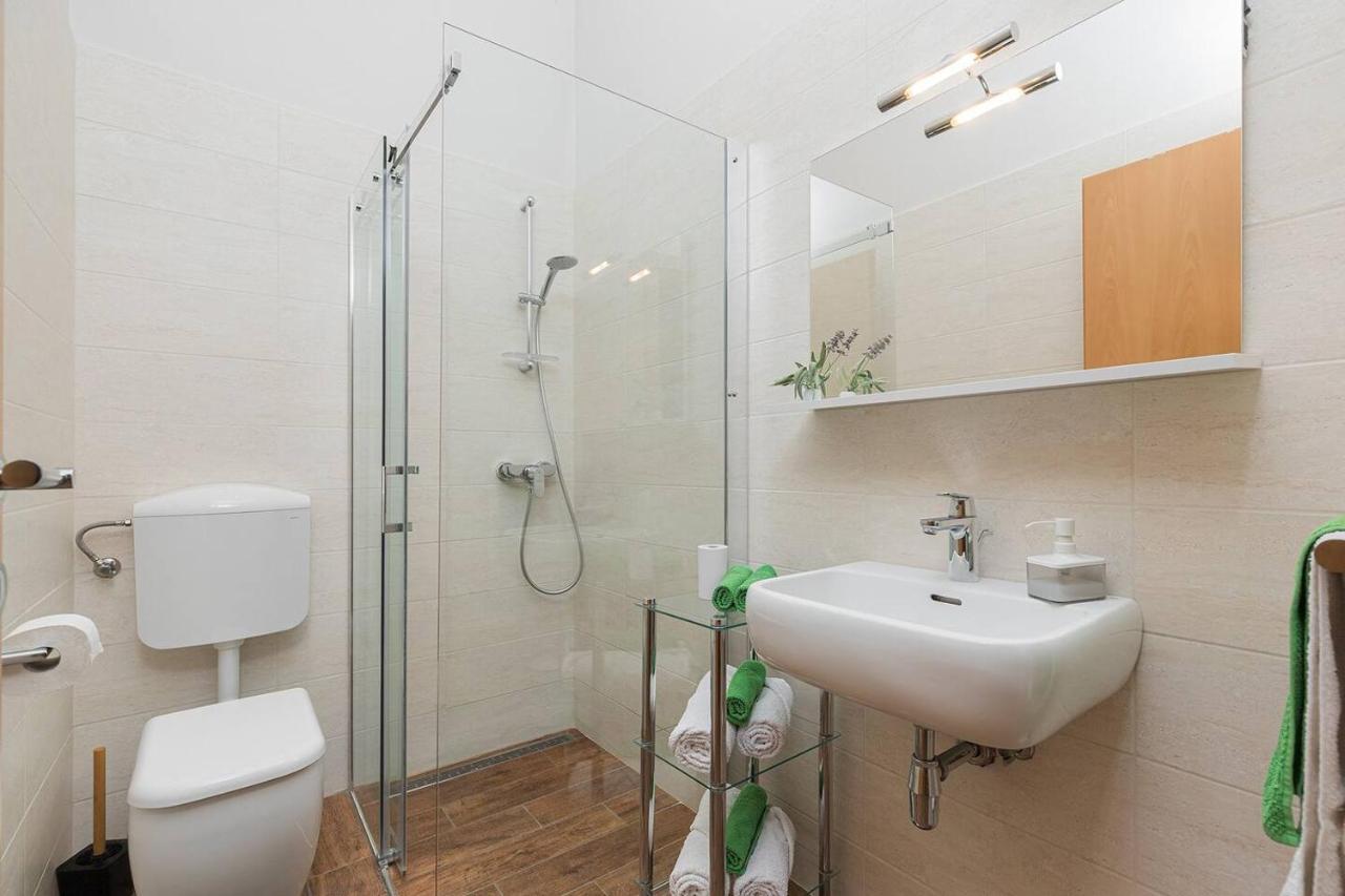 E&T Apartments With A Beautiful Pool 拉巴克 外观 照片